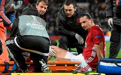 Ibrahimovic sufre una lesión grave de rodilla. Ibrahimovic sufre una lesión grave de rodilla.