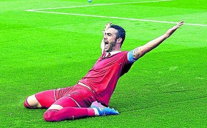 Iborra, con siete tantos, es el centrocampista nervionense más goleador, junto a Sarabia. Iborra, con siete tantos, es el centrocampista nervionense más goleador, junto a Sarabia.