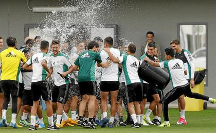 La imagen, del entrenamiento matinal del Betis ayer, demuestra que las victorias seguidas ante el Eibar (2-0) y el Celta (0-1) han rebajado la tensión y han dado pie a aspirar a terminar la Liga con un sonrisa en el rostro. La imagen, del entrenamiento matinal del Betis ayer, demuestra que las victorias seguidas ante el Eibar (2-0) y el Celta (0-1) han rebajado la tensión y han dado pie a aspirar a terminar la Liga con un sonrisa en el rostro.