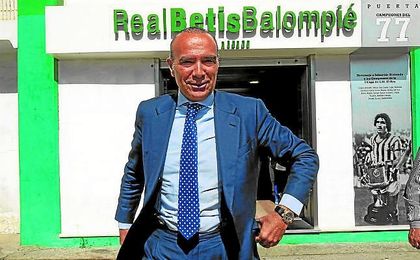 Luis Oliver sigue defendiendo a Lopera, de quien dijo que "no se ha llevado ni un céntimo" del Betis. Luis Oliver sigue defendiendo a Lopera, de quien dijo que "no se ha llevado ni un céntimo" del Betis.