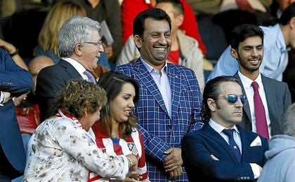 Partido entre Atlético y Málaga. En la imagen, Abdullah ben Nasser Al Thani con la chaqueta de cuadros. Partido entre Atlético y Málaga. En la imagen, Abdullah ben Nasser Al Thani con la chaqueta de cuadros.