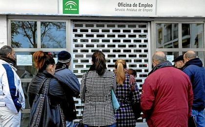 El paro baja en 47.900 personas en el primer trimestre El paro baja en 47.900 personas en el primer trimestre