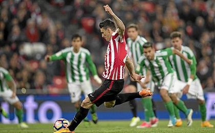 Los béticos protestaron el penalti que originó el 1-0. Los béticos protestaron el penalti que originó el 1-0.