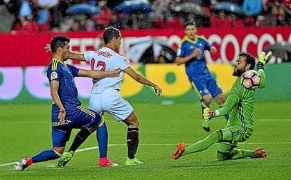 Ben Yedder batió con un sutil toque a Sergio Álvarez para hacer su decimoctavo gol del curso. Ben Yedder batió con un sutil toque a Sergio Álvarez para hacer su decimoctavo gol del curso.