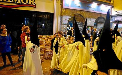 Imagen de la cofradía de la Macarena a su paso por Sierpes. Imagen de la cofradía de la Macarena a su paso por Sierpes.