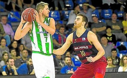 Nachbar protege el balón ante la defensa de Víctor Claver en el último partido que enfrentó al Real Betis contra el Barcelona Lassa. Nachbar protege el balón ante la defensa de Víctor Claver en el último partido que enfrentó al Real Betis contra el Barcelona Lassa.