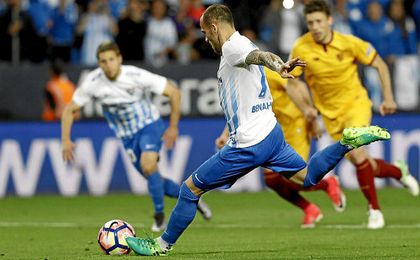 Sandro ejecuta el penalti contra el Sevilla ayer. Sandro ejecuta el penalti contra el Sevilla ayer.