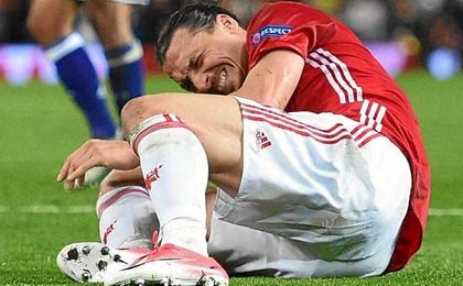 Ibrahimovic pasa con éxito por el quirófano y empieza la rehabilitación Ibrahimovic pasa con éxito por el quirófano y empieza la rehabilitación