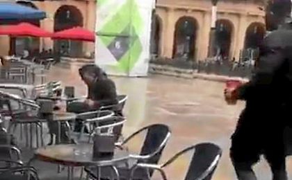 Imagen del vídeo donde el ultra verdiblanco agrede a otro hombre en Bilbao. Imagen del vídeo donde el ultra verdiblanco agrede a otro hombre en Bilbao.