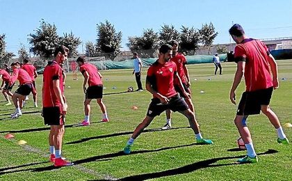 Vitolo, junto a Escudero e Iborra en la sesión de hoy. Vitolo, junto a Escudero e Iborra en la sesión de hoy.