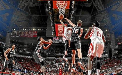 Gasol intenta taponar a Harden en el tercer partido de la serie. Gasol intenta taponar a Harden en el tercer partido de la serie.