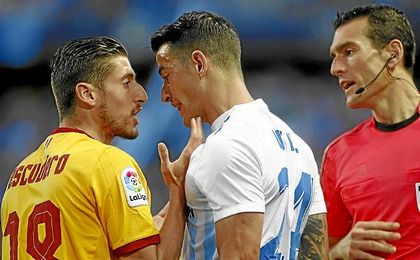 Escudero y Luis Hernández se encaran en un lance del partido. Escudero y Luis Hernández se encaran en un lance del partido.
