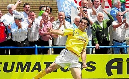 Antonio Salas Quinta ´Añete´ logró el definitivo 3-0 ante el Chiclana en la eliminatoria de ascenso de la 07/08. Antonio Salas Quinta ´Añete´ logró el definitivo 3-0 ante el Chiclana en la eliminatoria de ascenso de la 07/08.