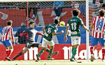 La última victoria del Betis frente al Atlético de Madrid fue en 2011 La última victoria del Betis frente al Atlético de Madrid fue en 2011