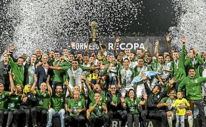 Atlético Nacional, tras recibir el trofeo de campeón. Atlético Nacional, tras recibir el trofeo de campeón.