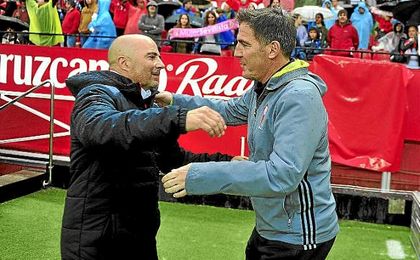 Berizzo y Sampaoli se saludan antes del partido en el Sánchez-Pizjuán. Berizzo y Sampaoli se saludan antes del partido en el Sánchez-Pizjuán.