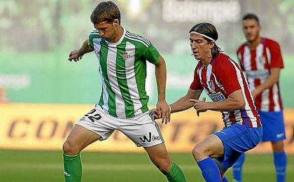 Brasanac y Filipe Luis, en el partido del Villamarín. Brasanac y Filipe Luis, en el partido del Villamarín.