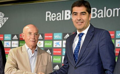 Serra Ferrer y Ángel Haro, antes de la presentación del primero. Serra Ferrer y Ángel Haro, antes de la presentación del primero.