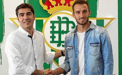 Pezzella y Haro formalizan la renovación. Pezzella y Haro formalizan la renovación.