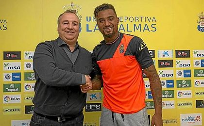 Boateng, junto al presidente amarilla tras su renovación. Boateng, junto al presidente amarilla tras su renovación.