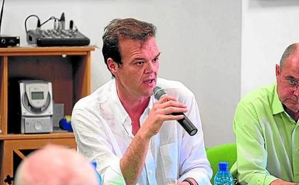 Rafael Salas, ayer en la Peña Bética Nazarena, donde acudió para explicar su proyecto. Rafael Salas, ayer en la Peña Bética Nazarena, donde acudió para explicar su proyecto.