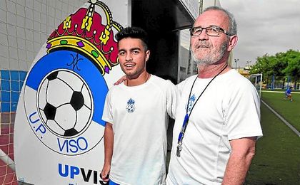 En la imagen, Álvaro y Eusebio Navarro; padre e hijo, entrenador y preparador físico visueños, celebran la permanencia. En la imagen, Álvaro y Eusebio Navarro; padre e hijo, entrenador y preparador físico visueños, celebran la permanencia.
