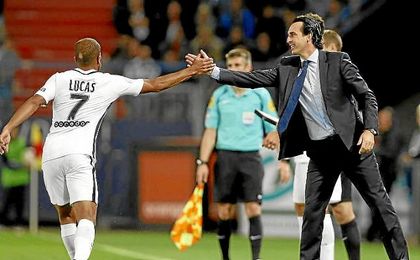 Emery y Lucas se felicitan tras un gol de los parisinos. Emery y Lucas se felicitan tras un gol de los parisinos.