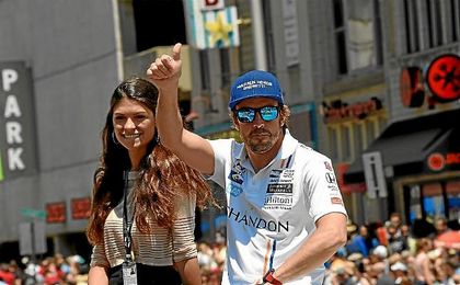 Alonso y su novia, saludando al público de Indianápolis. Alonso y su novia, saludando al público de Indianápolis.