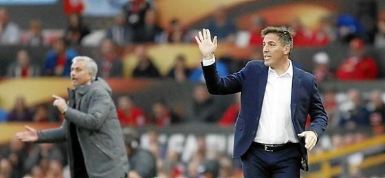 A Berizzo, en Chile, se le espera el martes por Sevilla. A Berizzo, en Chile, se le espera el martes por Sevilla.