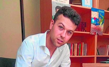 Ricardo Hurtado Simó posa para ESTADIO en la pasada Feria del Libro de Sevilla. Ricardo Hurtado Simó posa para ESTADIO en la pasada Feria del Libro de Sevilla.