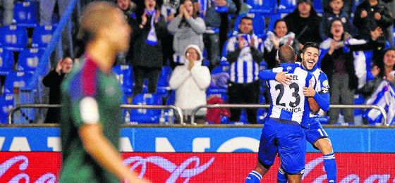 Ryan Babel (23) se abraza con Carles Gil, su asistente ante Osasuna en Riazor. Ryan Babel (23) se abraza con Carles Gil, su asistente ante Osasuna en Riazor.