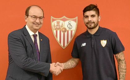 Banega, junto a Castro, tras firmar por el Sevilla. Banega, junto a Castro, tras firmar por el Sevilla.