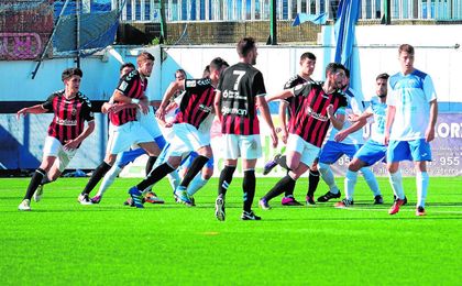 Guti, capitán rojinegro, en uno de los pocos partidos que jugó en la pasada campaña. Guti, capitán rojinegro, en uno de los pocos partidos que jugó en la pasada campaña.