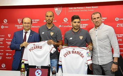 Banega, presentado otra vez en compañía. Banega, presentado otra vez en compañía.