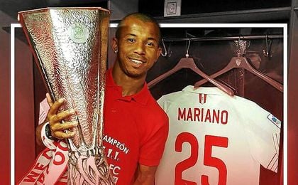 Mariano, con la Europa League. Mariano, con la Europa League.