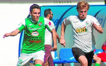 Jaime Bugatto (derecha) está cerca de regresar a Sevilla después de su paso por el Plasencia la pasada temporada. Jaime Bugatto (derecha) está cerca de regresar a Sevilla después de su paso por el Plasencia la pasada temporada.