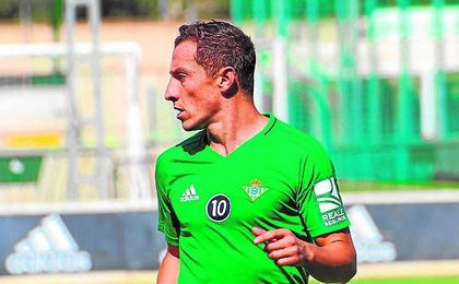 Guardado realizó su primer entrenamiento en el Betis portando el ´10´. Guardado realizó su primer entrenamiento en el Betis portando el ´10´.