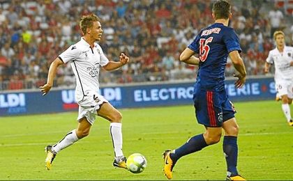 Lance del encuentro Niza-Ajax disputado en el día de ayer. Lance del encuentro Niza-Ajax disputado en el día de ayer.