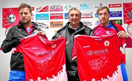 Álvarez (izquierda) en su presentación como jugador del San Roque. Álvarez (izquierda) en su presentación como jugador del San Roque.