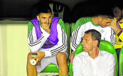 Gustavo Poyet justifica su decisión de dejar en el banquillo (y la grada) al utrerano. Gustavo Poyet justifica su decisión de dejar en el banquillo (y la grada) al utrerano.