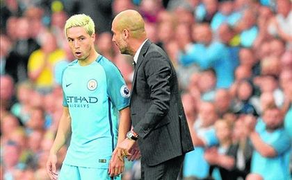 Guardiola charla con Nasri. Guardiola charla con Nasri.