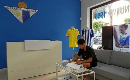 En la imagen, el surcoreano Kim firma su nuevo contrato con el Écija. En la imagen, el surcoreano Kim firma su nuevo contrato con el Écija.