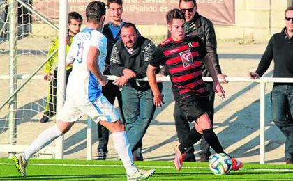 Javi Medina (derecha) vuelve a las filas del Gerena después salir en la 14/15. Javi Medina (derecha) vuelve a las filas del Gerena después salir en la 14/15.