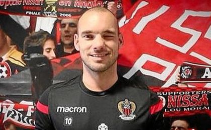Sneijder jugará, al menos, una temporada en el Niza. Sneijder jugará, al menos, una temporada en el Niza.