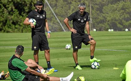Quique Setién habla de su filosofía, la cantera, los fichajes... Quique Setién habla de su filosofía, la cantera, los fichajes...