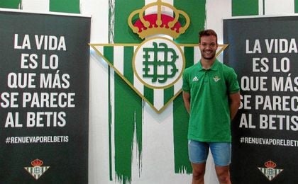 Sergio Tienza posa como nuevo jugador del Betis Deportivo. Sergio Tienza posa como nuevo jugador del Betis Deportivo.