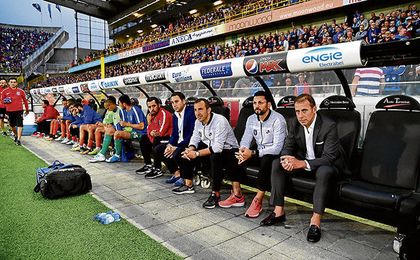 El segundo entrenador y jefe del cuerpo de scout del Basaksehir de Estambul, Recep Ucar -en el centro-, espera con expectación el partido del miércoles 16 ante el Sevilla en Estambul. El segundo entrenador y jefe del cuerpo de scout del Basaksehir de Estambul, Recep Ucar -en el centro-, espera con expectación el partido del miércoles 16 ante el Sevilla en Estambul.