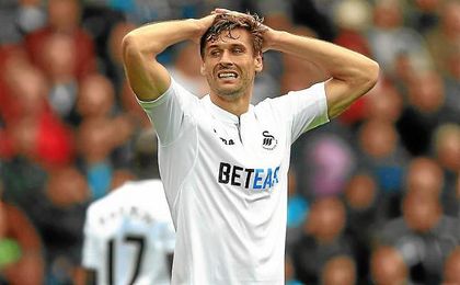 A Fernando Llorente le queda un año de contrato en el Swansea. A Fernando Llorente le queda un año de contrato en el Swansea.
