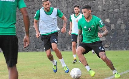Sanabria conduce el balón en un entrenamiento en Italia. Sanabria conduce el balón en un entrenamiento en Italia.