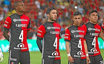 Los jugadores del Atlas saltaron al campo con camisetas de apoyo a Rafa Márquez. Los jugadores del Atlas saltaron al campo con camisetas de apoyo a Rafa Márquez.